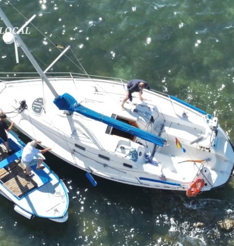 La Policía Local de Vigo rescata un velero a la deriva que encalla en las rocas de la playa de Canido