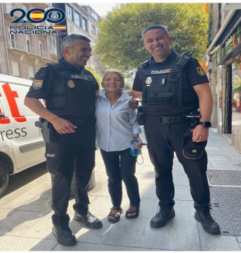 Agentes de la Policía Nacional salvan la vida a una mujer que sufrió un desvanecimiento cuando cruzaba la calle Venezuela en Vigo