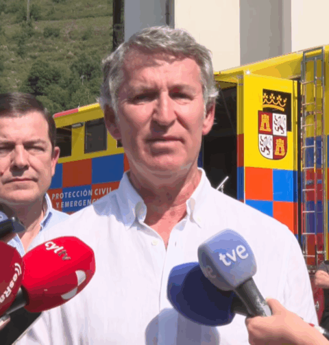 Feijóo:estamos ante una "crisis nacional" por los incendios y que el gobierno despliegue al ejército. 