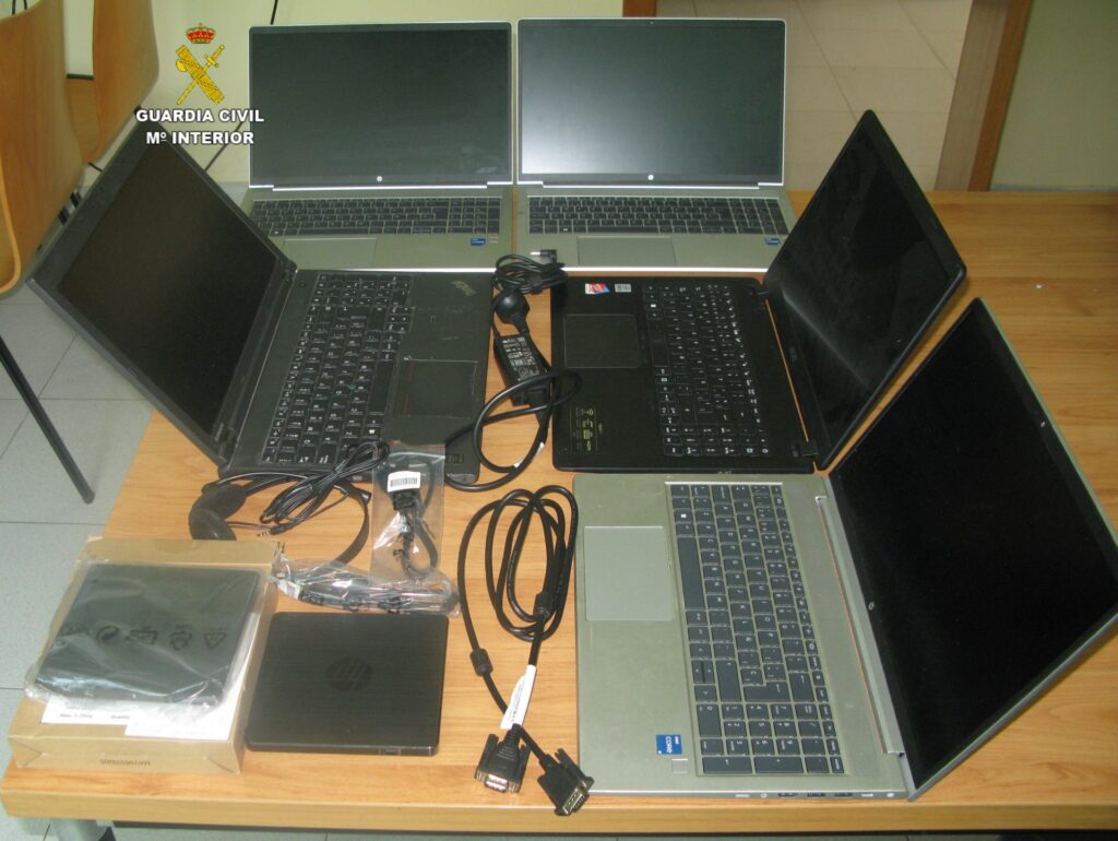 La Guardia Civil de Pontevedra recupera los efectos sustraídos del interior de un colegio de la localidad de Cambados