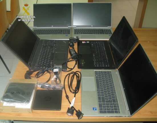 La Guardia Civil de Pontevedra recupera los efectos sustraídos del interior de un colegio de la localidad de Cambados