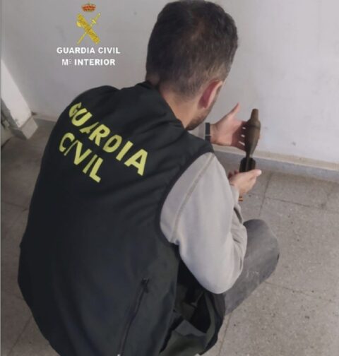 La Guardia Civil recoge una granada de la guerra civil en A Estrada y la retira para su posterior destrucción