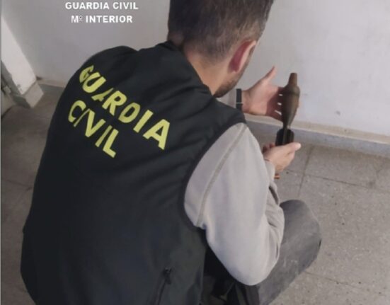La Guardia Civil recoge una granada de la guerra civil en A Estrada y la retira para su posterior destrucción
