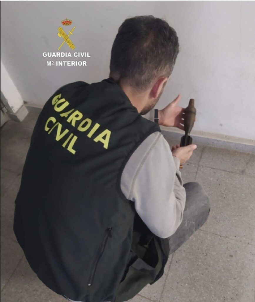 La Guardia Civil recoge una granada de la guerra civil en A Estrada y la retira para su posterior destrucción