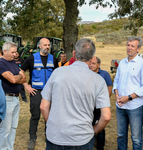 El presidente de la Xunta acudió en Chandrexa de Queixa a un acto de reparto de alimentación para el ganado en una explotación ganadera afectada por los incedios