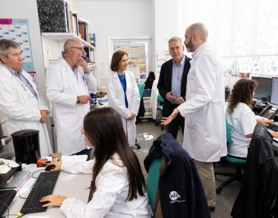 Gómez Caamaño avanza que Galicia aspira a impulsar un nuevo ensayo clínico sobre la eficacia de la vacuna del virus respiratorio sincitial en personas mayores