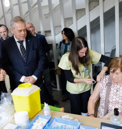 La Xunta inicia la campaña de vacunación de la gripe y del covid-19 en los centros sociosanitarios de la comunidad