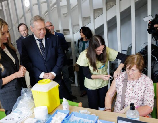 La Xunta inicia la campaña de vacunación de la gripe y del covid-19 en los centros sociosanitarios de la comunidad