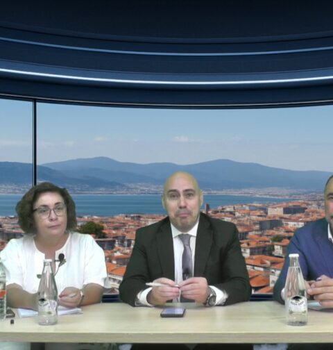Debate con los diputados en el Parlamento de Galicia Julio Comesaña PPdeGalicia y Carmela Iglesias BNG