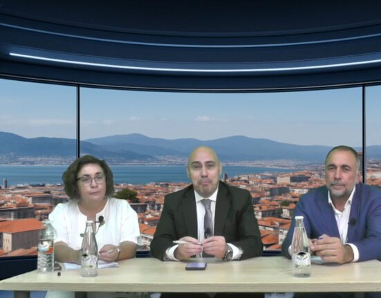 Debate con los diputados en el Parlamento de Galicia Julio Comesaña PPdeGalicia y Carmela Iglesias BNG