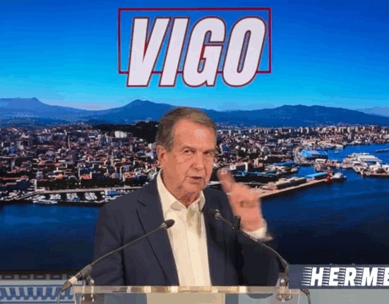 Abel Caballero se pone en plan sindicalista usando el atril de la alcaldía de Vigo para pedir que se baje la jornada laboral. 