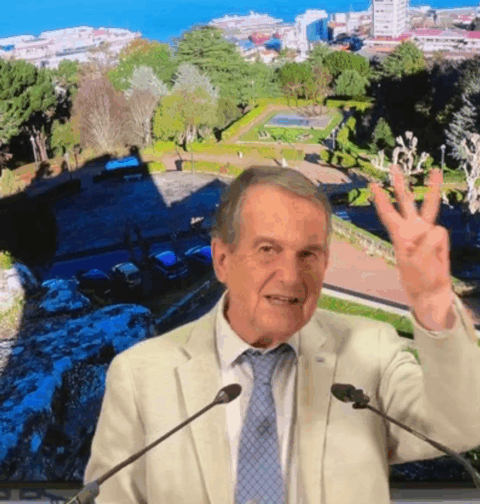 Abel Caballero acusa a Feijóo y Rueda de mentir sobre la vivienda en Vigo mientras él se esconde en el plasma de las ruedas de prensa.