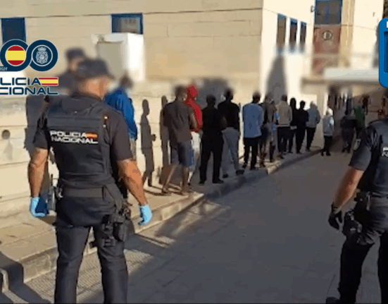 La Policía Nacional detiene a los patrones de un cayuco por la desaparición de más de 50 migrantes que viajaban a bordo