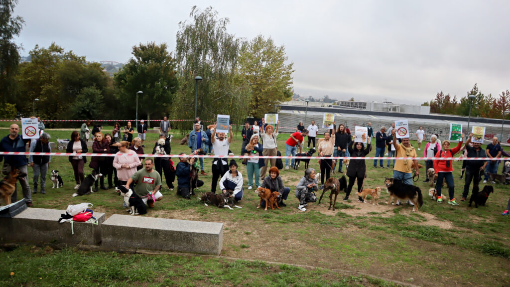 Las familias con perros de Barreiro "enjauladas" por el Concello