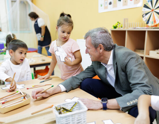 Rueda inaugura el curso 2025-26 en Vedra con los deseos de una buena vuelta a las aulas a alumnos y profesores