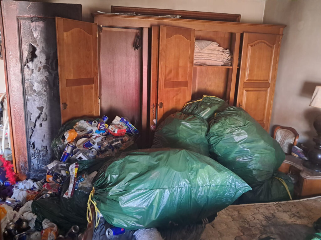 n hombre de 30 años fue detenido en Vigo tras un incendio en su vivienda, con varios focos y signos de síndrome de Diógenes