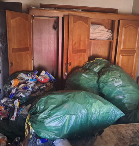 n hombre de 30 años fue detenido en Vigo tras un incendio en su vivienda, con varios focos y signos de síndrome de Diógenes