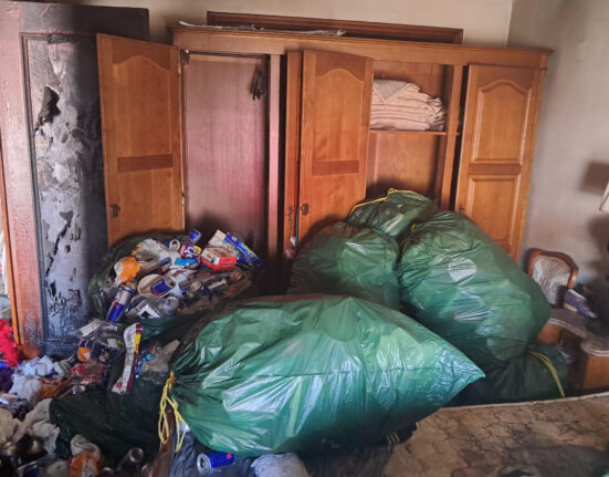 n hombre de 30 años fue detenido en Vigo tras un incendio en su vivienda, con varios focos y signos de síndrome de Diógenes