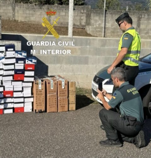 La Guardia Civil interviene en Tui 100 pares de zapatos de presunta procedencia ilícita