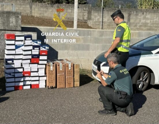 La Guardia Civil interviene en Tui 100 pares de zapatos de presunta procedencia ilícita