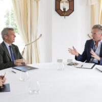 El presidente de la Xunta, Alfonso Rueda, mantuvo ayer, en el marco del Foro La Toja que se celebra en O Grove, un encuentro con el embajador del Reino Unido en España, Alex Ellis, centrado en campos como el impulso al turismo, las relaciones comerciales y los intereses para el sector pesquero gallego en ese país. Tal y como se destacó en la reunión, pese a los desafíos del Brexit las empresas gallegas, con el apoyo de la Xunta, reforzaron su estrategia de internacionalización y mantuvieron su competitividad en este mercado estratégico. Así, de enero a julio de 2025, Galicia exportó al Reino Unido un 10,7% más que en el mismo período del año anterior. El mercado británico presenta oportunidades especialmente para empresas de sectores como la automoción y componentes; agroalimentario y bebidas; moda y textil; naval y bienes de equipo; así como energías renovables y transición verde y biotecnología y salud. En la reunión también se puso de relieve la importancia de los caladeros británicos para la flota pesquera gallega. Durante el encuentro, el presidente autonómico invitó al embajador a visitar la comunidad en el próximo Xacobeo 2027, en el que la Administración autonómica ya está trabajando, y puso en valor la Estrategia de Turismo de Galicia 2030, que prevé una inversión superior a 1.000 M€ para consolidar un modelo turístico sostenible y diversificado. Precisamente, el mercado británico es, dentro de los internacionales, el que mejor comportamiento está teniendo en este año 2025, al menos hasta el mes de agosto y en lo referido al segmento hotelero. Así, se registraron en el conjunto de los hoteles y pensiones de Galicia un total de 72.000 viajeros británicos alojados y 123 mil noches, lo que supone un incremento del 16% en viajeros y del 20% y noches, en relación al mismo período del año pasado. Con el 6,5% del mercado internacional, el turismo británico está aumentando en Galicia. En cuanto al Camino de Santiago, más de 12.000 peregrinos del Reino Unido ya lo recorrieron en lo que va de año (un 7% más que en 2024).