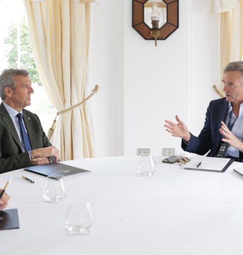 El presidente de la Xunta, Alfonso Rueda, mantuvo ayer, en el marco del Foro La Toja que se celebra en O Grove, un encuentro con el embajador del Reino Unido en España, Alex Ellis, centrado en campos como el impulso al turismo, las relaciones comerciales y los intereses para el sector pesquero gallego en ese país. Tal y como se destacó en la reunión, pese a los desafíos del Brexit las empresas gallegas, con el apoyo de la Xunta, reforzaron su estrategia de internacionalización y mantuvieron su competitividad en este mercado estratégico. Así, de enero a julio de 2025, Galicia exportó al Reino Unido un 10,7% más que en el mismo período del año anterior. El mercado británico presenta oportunidades especialmente para empresas de sectores como la automoción y componentes; agroalimentario y bebidas; moda y textil; naval y bienes de equipo; así como energías renovables y transición verde y biotecnología y salud. En la reunión también se puso de relieve la importancia de los caladeros británicos para la flota pesquera gallega. Durante el encuentro, el presidente autonómico invitó al embajador a visitar la comunidad en el próximo Xacobeo 2027, en el que la Administración autonómica ya está trabajando, y puso en valor la Estrategia de Turismo de Galicia 2030, que prevé una inversión superior a 1.000 M€ para consolidar un modelo turístico sostenible y diversificado. Precisamente, el mercado británico es, dentro de los internacionales, el que mejor comportamiento está teniendo en este año 2025, al menos hasta el mes de agosto y en lo referido al segmento hotelero. Así, se registraron en el conjunto de los hoteles y pensiones de Galicia un total de 72.000 viajeros británicos alojados y 123 mil noches, lo que supone un incremento del 16% en viajeros y del 20% y noches, en relación al mismo período del año pasado. Con el 6,5% del mercado internacional, el turismo británico está aumentando en Galicia. En cuanto al Camino de Santiago, más de 12.000 peregrinos del Reino Unido ya lo recorrieron en lo que va de año (un 7% más que en 2024).