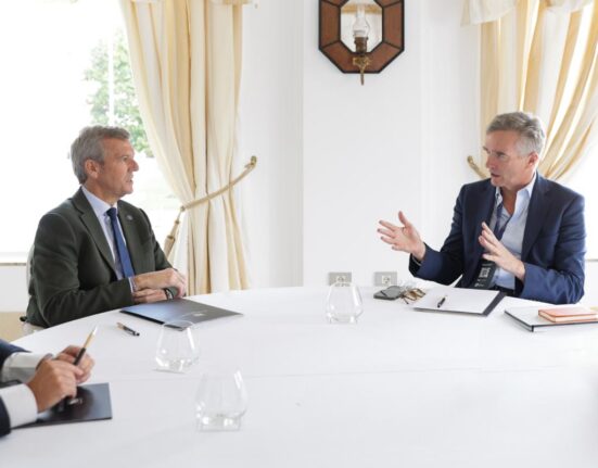 El presidente de la Xunta, Alfonso Rueda, mantuvo ayer, en el marco del Foro La Toja que se celebra en O Grove, un encuentro con el embajador del Reino Unido en España, Alex Ellis, centrado en campos como el impulso al turismo, las relaciones comerciales y los intereses para el sector pesquero gallego en ese país. Tal y como se destacó en la reunión, pese a los desafíos del Brexit las empresas gallegas, con el apoyo de la Xunta, reforzaron su estrategia de internacionalización y mantuvieron su competitividad en este mercado estratégico. Así, de enero a julio de 2025, Galicia exportó al Reino Unido un 10,7% más que en el mismo período del año anterior. El mercado británico presenta oportunidades especialmente para empresas de sectores como la automoción y componentes; agroalimentario y bebidas; moda y textil; naval y bienes de equipo; así como energías renovables y transición verde y biotecnología y salud. En la reunión también se puso de relieve la importancia de los caladeros británicos para la flota pesquera gallega. Durante el encuentro, el presidente autonómico invitó al embajador a visitar la comunidad en el próximo Xacobeo 2027, en el que la Administración autonómica ya está trabajando, y puso en valor la Estrategia de Turismo de Galicia 2030, que prevé una inversión superior a 1.000 M€ para consolidar un modelo turístico sostenible y diversificado. Precisamente, el mercado británico es, dentro de los internacionales, el que mejor comportamiento está teniendo en este año 2025, al menos hasta el mes de agosto y en lo referido al segmento hotelero. Así, se registraron en el conjunto de los hoteles y pensiones de Galicia un total de 72.000 viajeros británicos alojados y 123 mil noches, lo que supone un incremento del 16% en viajeros y del 20% y noches, en relación al mismo período del año pasado. Con el 6,5% del mercado internacional, el turismo británico está aumentando en Galicia. En cuanto al Camino de Santiago, más de 12.000 peregrinos del Reino Unido ya lo recorrieron en lo que va de año (un 7% más que en 2024).