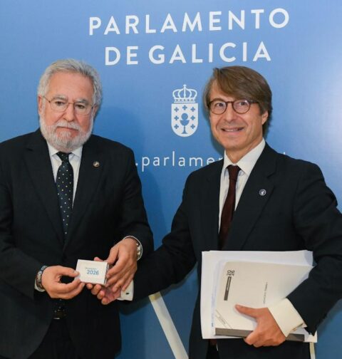 El conselleiro de Facenda e Administración Pública, Miguel Corgos, entregó hoy en el Parlamento el proyecto de Ley de Presupuestos, dotado con 14.204 M€