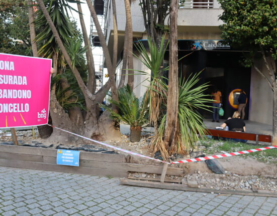 El BNG de Vigo precinta de forma simbólica la plaza de la Independencia delante del abandono del Ayuntamiento