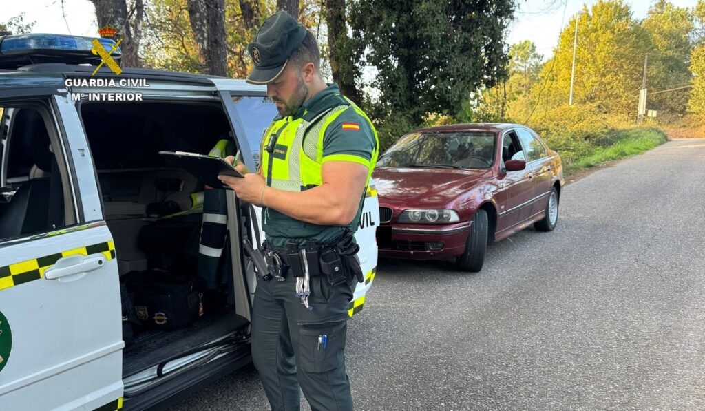 La Guardia Civil de Pontevedra interceptóa un varón de 28 años vecino de Tui, con antecedentes por hechos similares,conduciendo un turismo sin haber obtenido nunca permiso de conducción. Los agentes del Destacamento de Tráfico de O Porriño, dieron el alto al implicado en la autovía A-55, en el término municipal de O Porriño, donde practicaron las oportunas diligencias y sometieron al conductor a las pruebas de alcohol, que arrojaron resultado positivo; también comprobaron que el vehículo en el que circulaba el investigado carecía de seguro e ITV. La intervención se llevó a cabo dentro del plan específico de vigilancia y control de conductores multireincidentes del Subsector de Tráfico de Pontevedra, mediante el cualse trata de evitar la circulación de los conductores con múltiples antecedentes por delitos viales, los más peligrosos para la seguridad vial, y sobre los que efectúan un control reforzado. El implicado, tras la inmovilización de su vehículo, fue citado por la Guardia Civil para comparecer en calidad de investigado en el Juzgado de O Porriño como presunto autor de un delito contra la seguridad vial, por conducir sin haber obtenido nunca permiso de conducción. Estos hechos, tipificados en el artículo 384 del Código Penal, serán valorados por la autoridad judicial y podrían llegar a implicar su ingreso en prisión