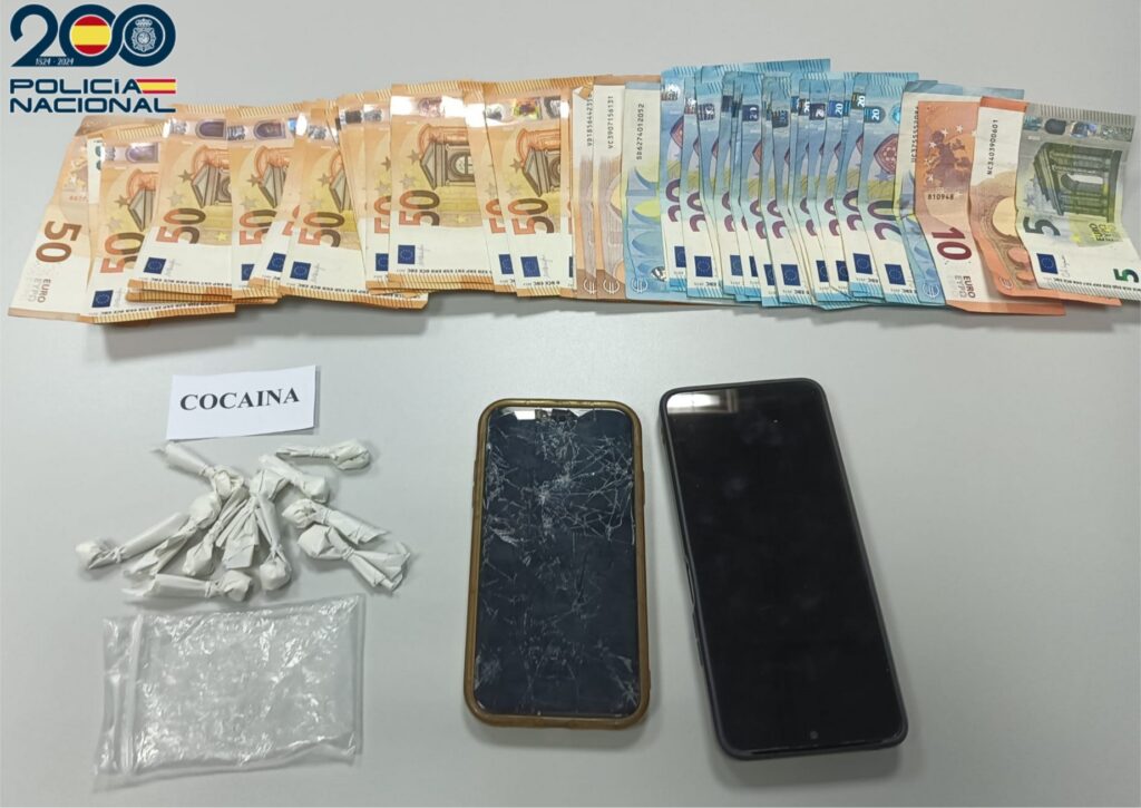 La Policía Nacional de Redondela detiene a un hombre por la venta de sustancias estupefacientes en las inmediaciones de varios colegios e institutos