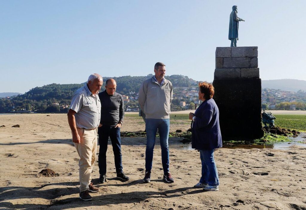 Las esculturas del Capitán Nemo reparadas por la Xunta vuelven a la ensenada de San Simón