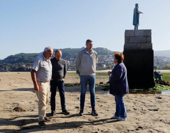 Las esculturas del Capitán Nemo reparadas por la Xunta vuelven a la ensenada de San Simón