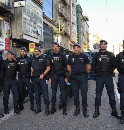 La rápida actuación de varios agentes de la Policía Nacional salva la vida de un ciudadano en pleno acto del Día de la Policía
