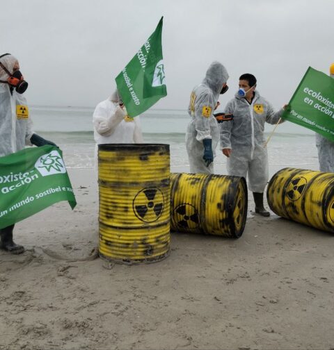 Ecologistas en Acción simulan la aparición de bidones radiactivos  en una playa de Vigo