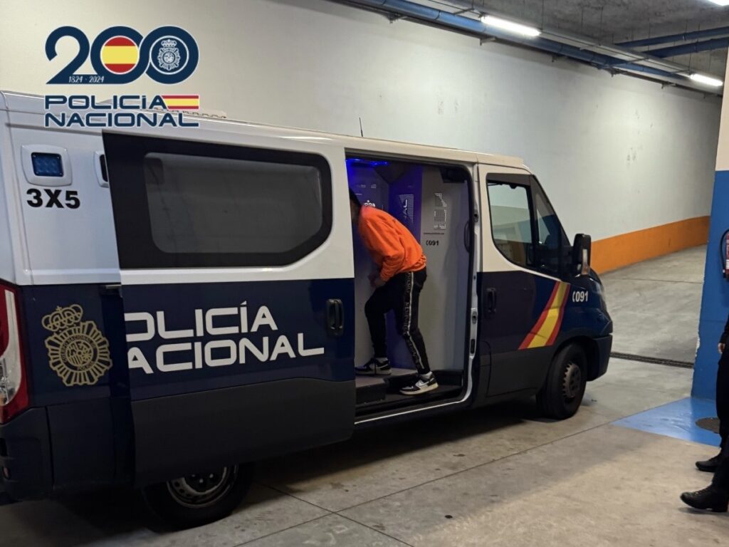 La Policía Nacional de Vigo detiene a un hombre que agredió a varios agentes y ocasionó daños graves a un vehículo radiopatrulla