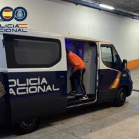 La Policía Nacional de Vigo detiene a un hombre que agredió a varios agentes y ocasionó daños graves a un vehículo radiopatrulla
