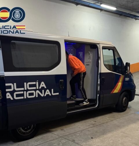 La Policía Nacional de Vigo detiene a un hombre que agredió a varios agentes y ocasionó daños graves a un vehículo radiopatrulla