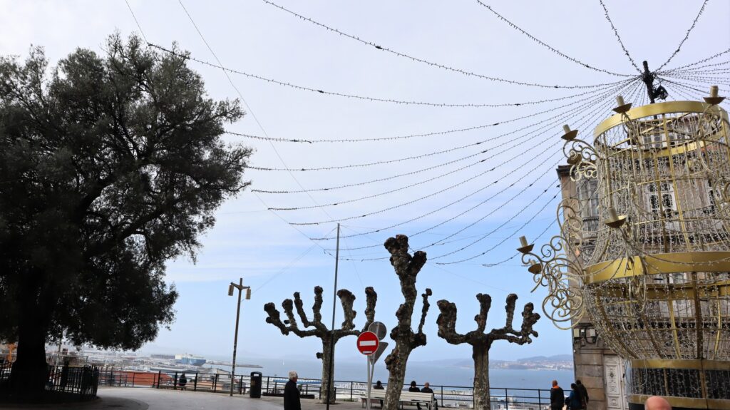 El BNG de Vigo exige la retirada de los cables de sujeción de las luces de Navidad en el Olivio