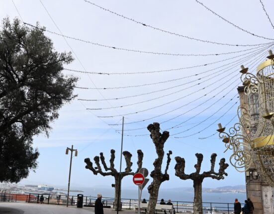 El BNG de Vigo exige la retirada de los cables de sujeción de las luces de Navidad en el Olivio