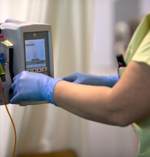 Rueda anuncia la compra de medicamentos de inmunoterapia oncológica para los hospitales del Sergas por importe de 110 millones de euros