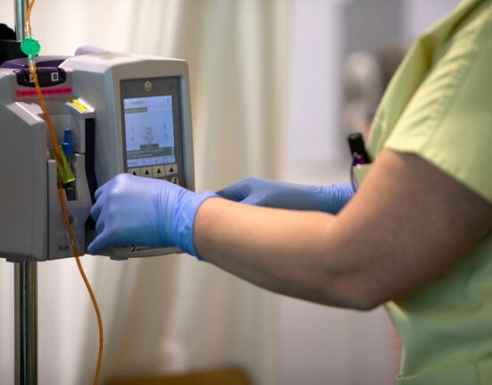 Rueda anuncia la compra de medicamentos de inmunoterapia oncológica para los hospitales del Sergas por importe de 110 millones de euros