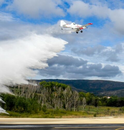 La Xunta amplía y mejora su dotación de medios aéreos con dos nuevos aviones de carga en tierra para reforzar la lucha contra los incendios forestales