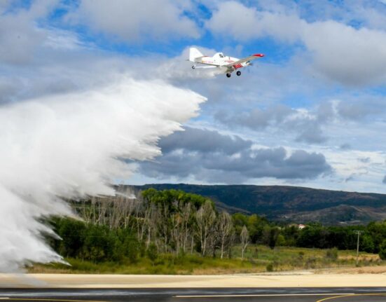 La Xunta amplía y mejora su dotación de medios aéreos con dos nuevos aviones de carga en tierra para reforzar la lucha contra los incendios forestales