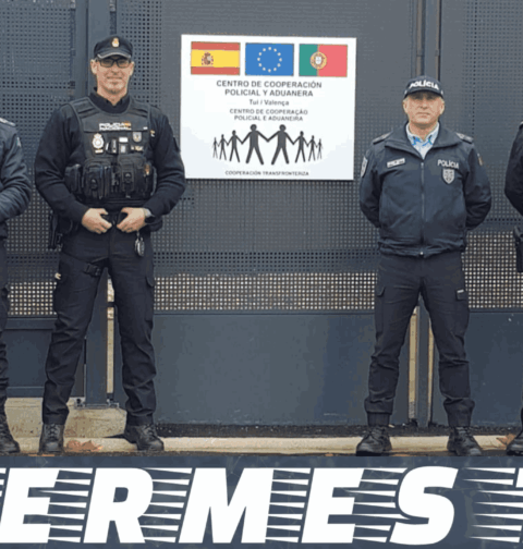 La Policía Nacional patrulla este puente por el Parque temático de la Navidad portuguesa “Perlim” en colaboración con la Policía de Seguridad Pública de Portugal