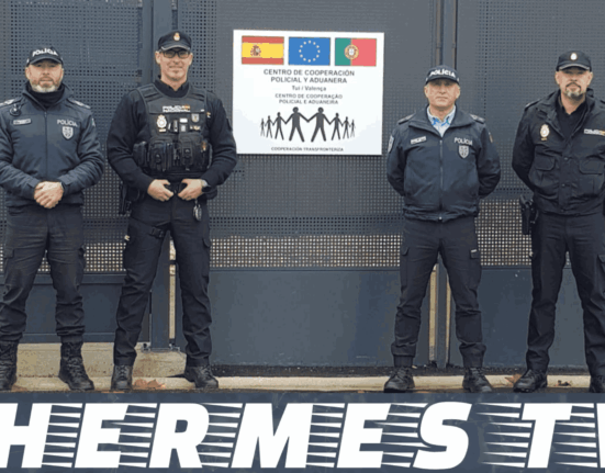 La Policía Nacional patrulla este puente por el Parque temático de la Navidad portuguesa “Perlim” en colaboración con la Policía de Seguridad Pública de Portugal