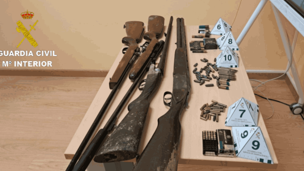 La Guardia Civil se incauta de una escopeta y dos rifles en el domicilio del atracador de la gasolinera de Tui