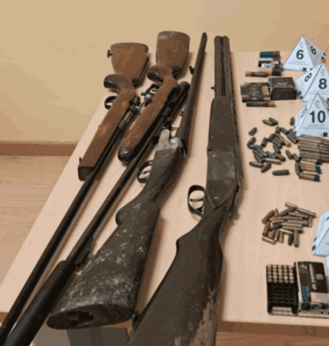 La Guardia Civil se incauta de una escopeta y dos rifles en el domicilio del atracador de la gasolinera de Tui