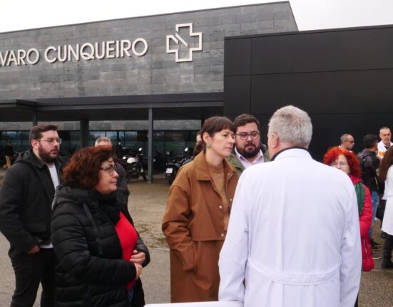 Pontón en Vigo, con Xabier Igrexas, pide la comparecencia de Rueda por el colapso de las urgencias y lo acusa de poner en riesgo la salud de los gallegos.