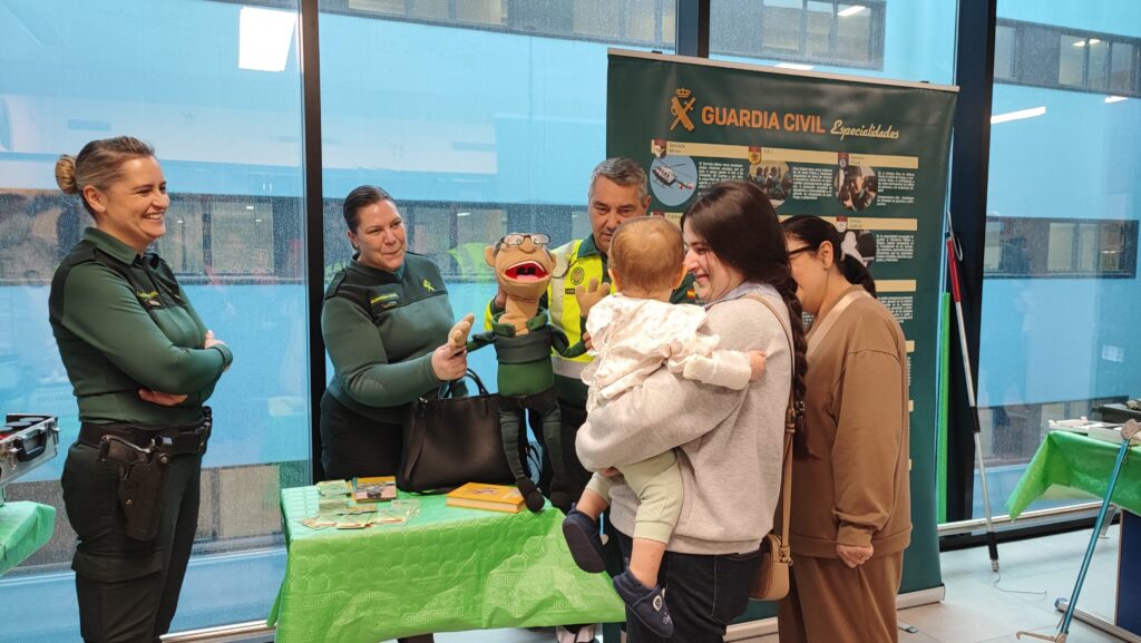 La Guardia Civil visita la Unidad de Pediatría del Hospital Álvaro Cunqueiro de Vigo